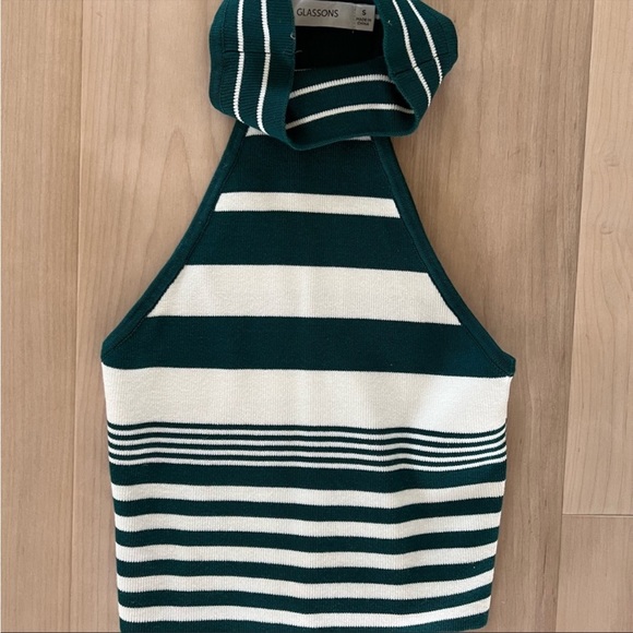 Glasson’s Turtle Neck Cutout Crop Top - Picture 3 of 3